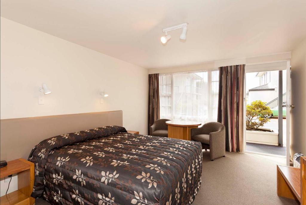 Postel nebo postele na pokoji v ubytování Colonial Inn Motel