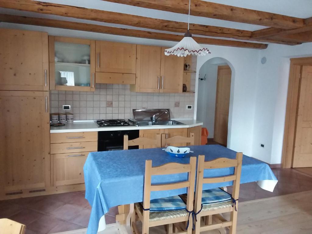 cocina con mesa y sillas en una habitación en Giovanna Ribul Moro, en Padola