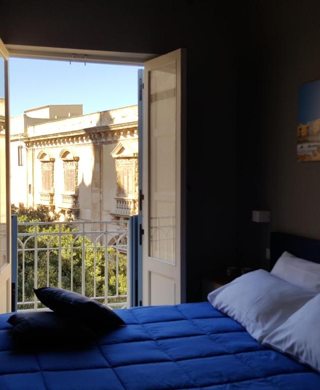 Postel nebo postele na pokoji v ubytování ZIBIBBO SUITES & ROOMS - Aparthotel in Centro Storico a Trapani