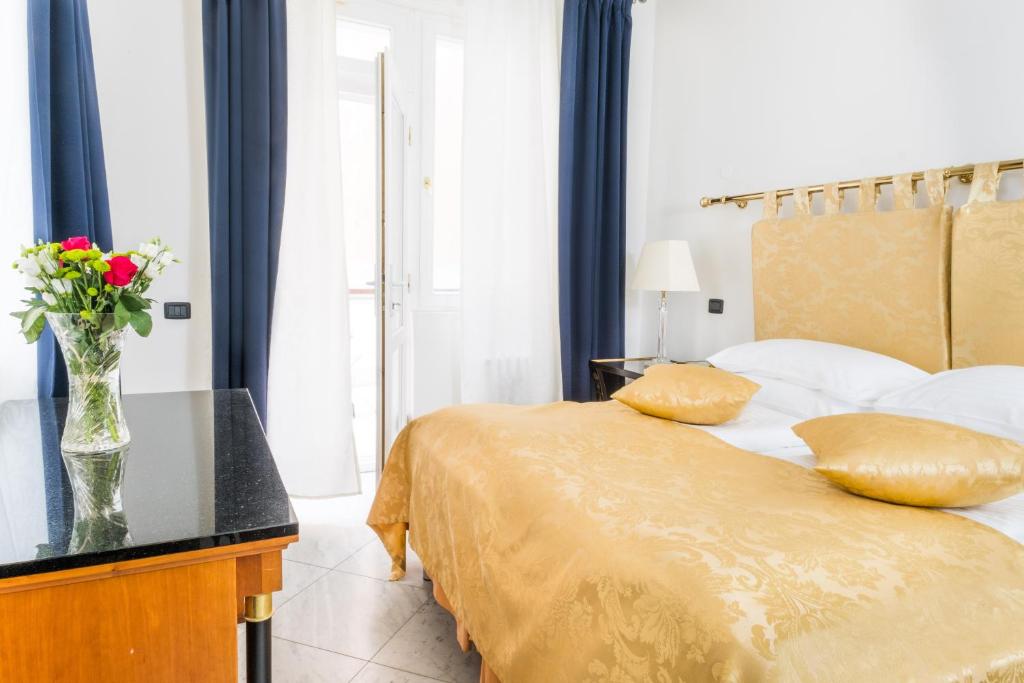 Postel nebo postele na pokoji v ubytování Hotel Leon D´Oro