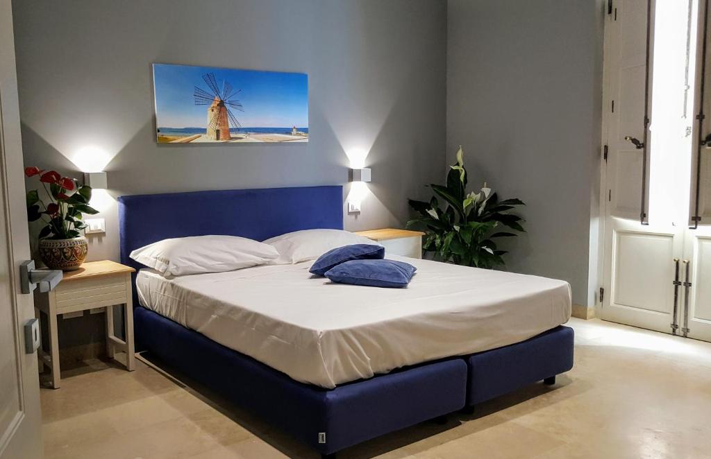 Postel nebo postele na pokoji v ubytování ZIBIBBO SUITES & ROOMS - Aparthotel in Centro Storico a Trapani