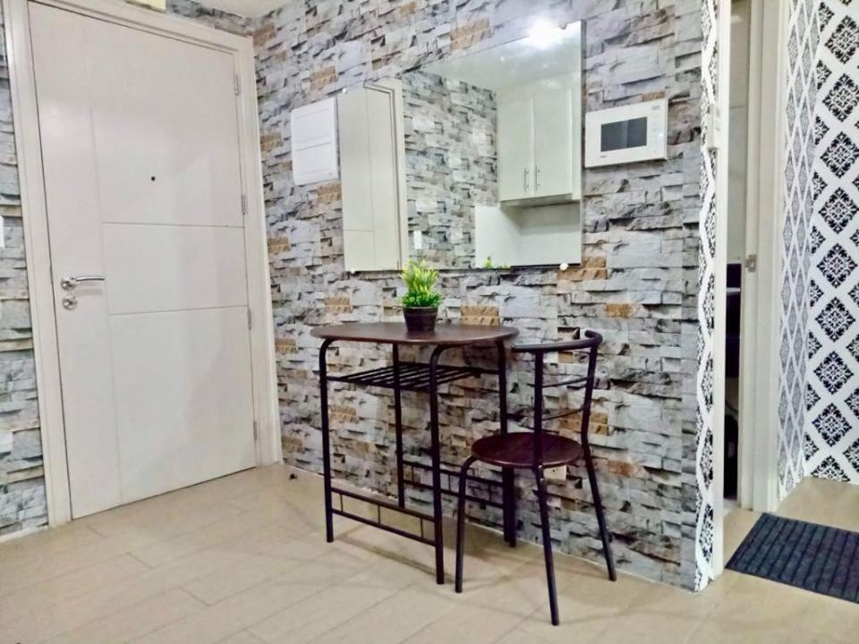 Kuchyň nebo kuchyňský kout v ubytování Condo Unit walking distance to Manila Airport (NAIA Terminal 3)