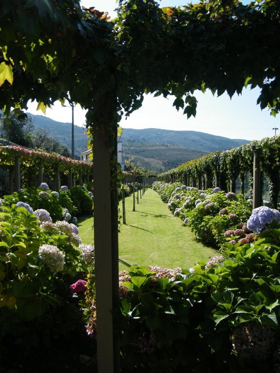 Um jardim no exterior de INATEL Linhares da Beira Hotel Rural