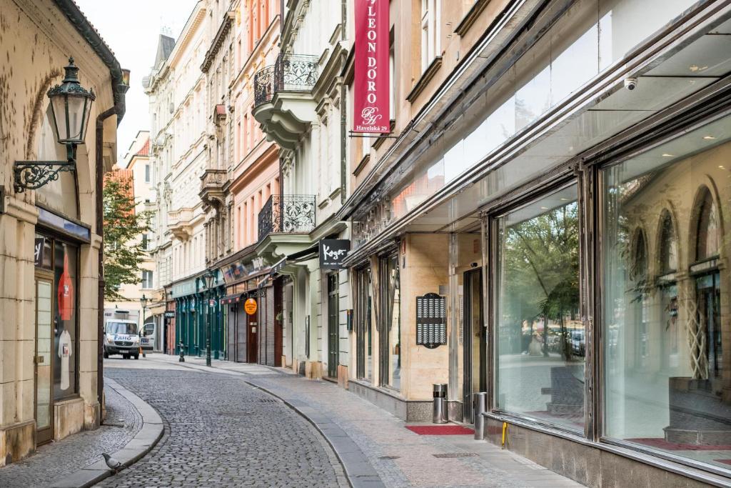 une rue vide dans une ville avec des bâtiments dans l'établissement Hotel Leon D´Oro, à Prague