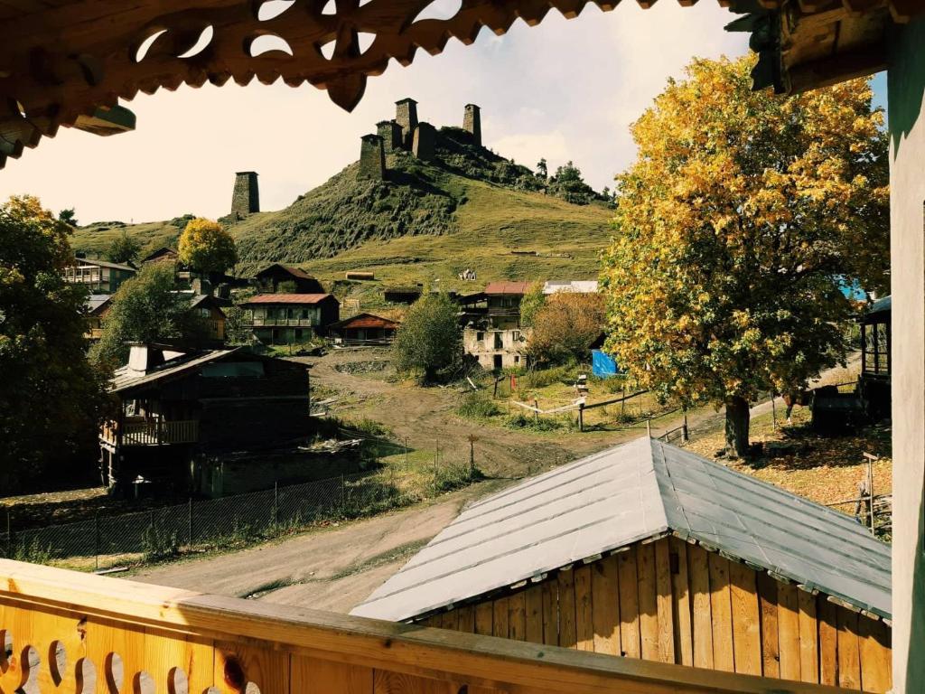 Nespecifikovaný výhled na hory nebo výhled na hory při pohledu z hotelu