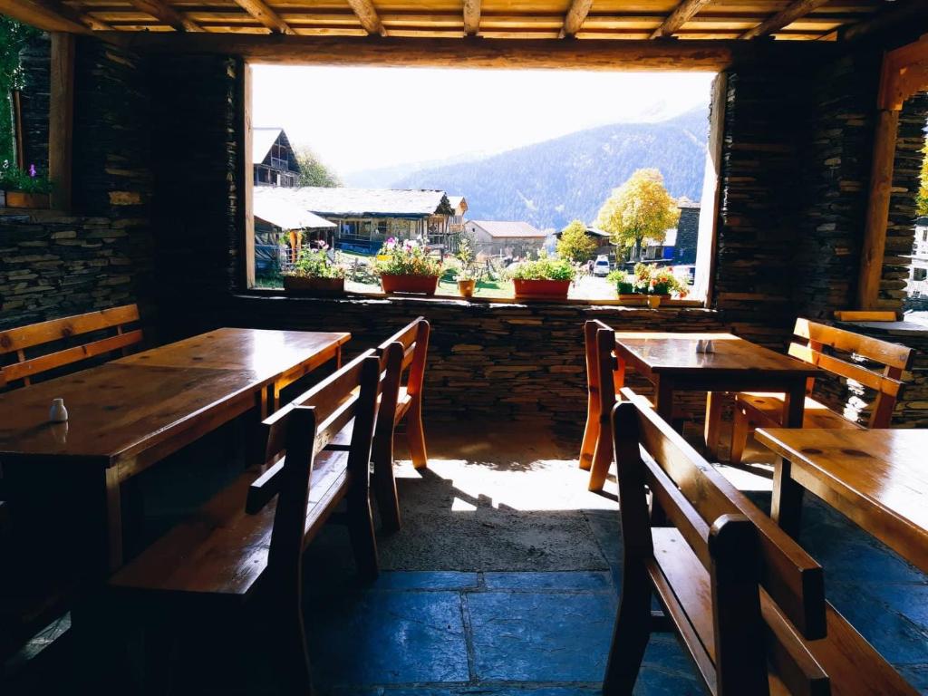 Nespecifikovaný výhled na hory nebo výhled na hory při pohledu z hotelu