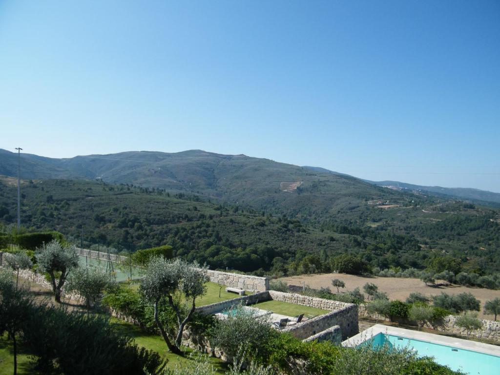 Uma vista geral da montanha ou uma vista da montanha a partir do hotel