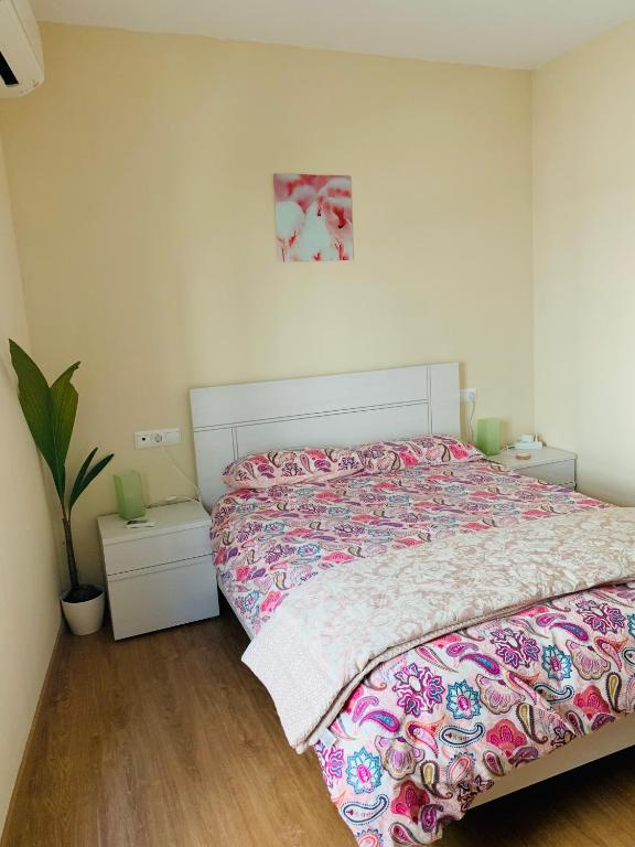 Łóżko lub łóżka w pokoju w obiekcie Flamingo Apartment