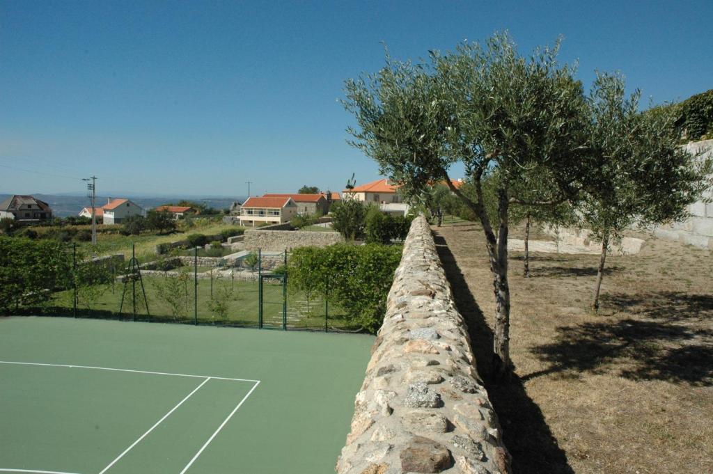 Comodidades para jogar tnis e squash em INATEL Linhares da Beira Hotel Rural ou nas proximidades