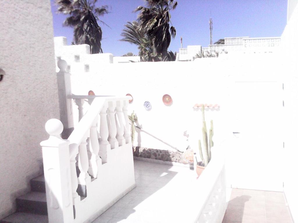 uma escada branca com palmeiras ao fundo em Sol Paz y Mar em Poris de Abona