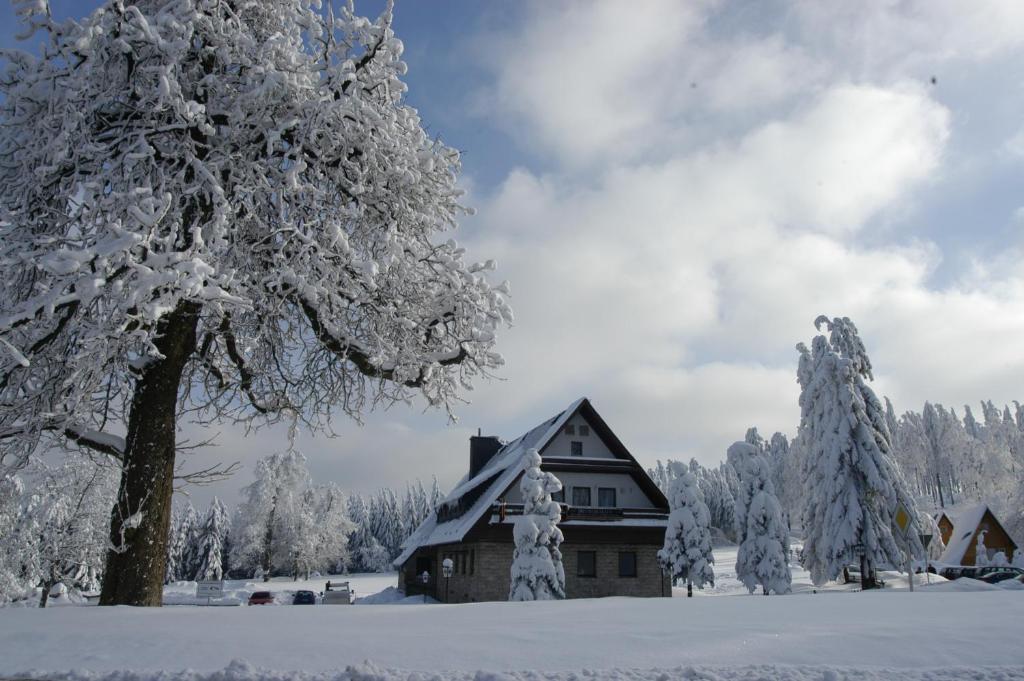 Berggasthof Heuberghaus, direkt am Rennsteig v zimě