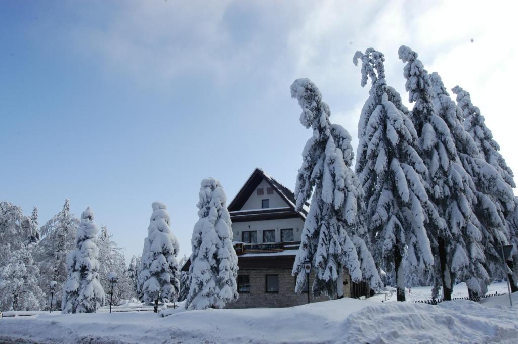Berggasthof Heuberghaus, direkt am Rennsteig v zimě