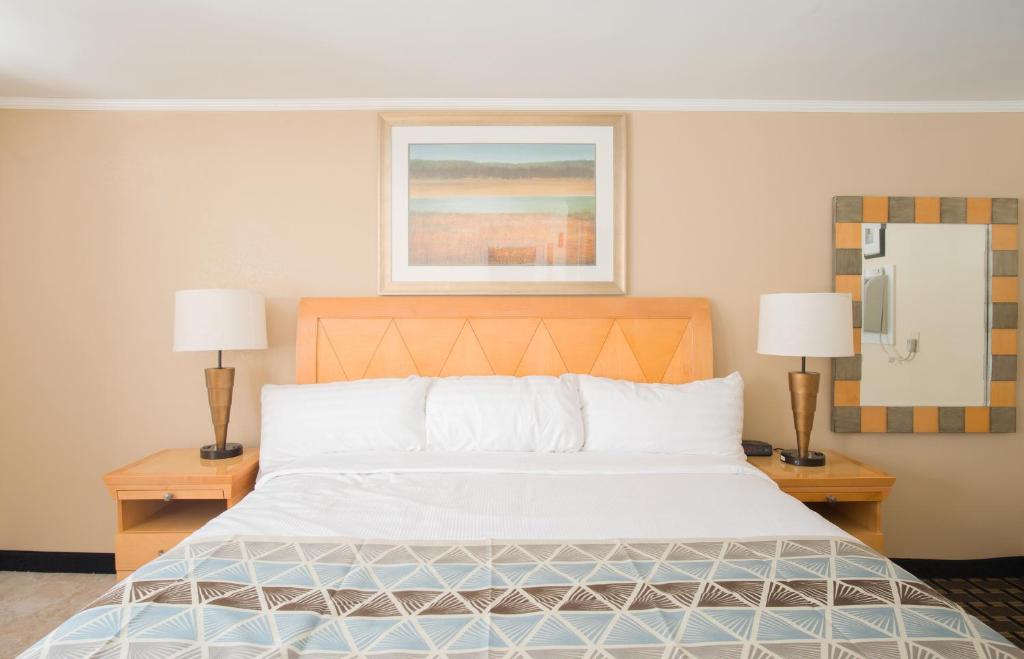 Mount Royal Inn tesisinde bir odada yatak veya yataklar
