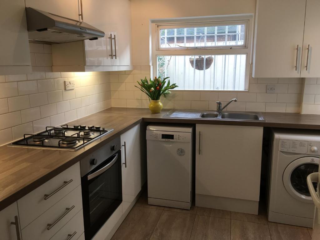 Charming 1-Bed Flat with Patio Near Notting Hill