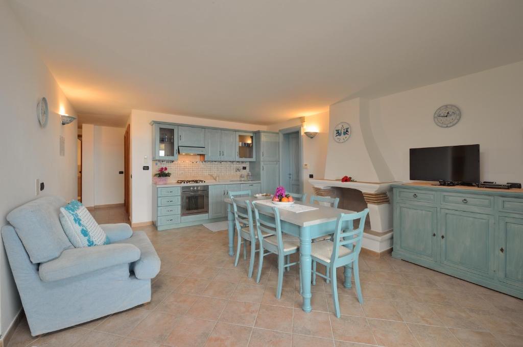 A kitchen or kitchenette at Villa Isuledda Beach