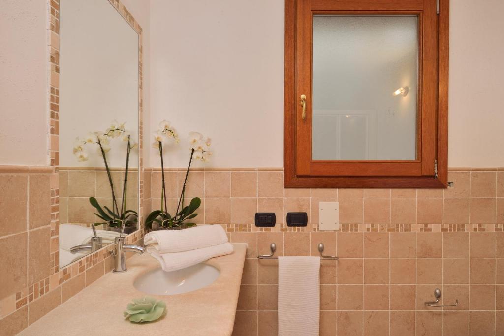 A bathroom at Villa Isuledda Beach