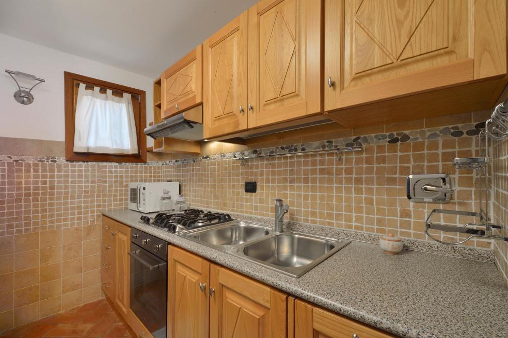 A kitchen or kitchenette at Villa Isuledda Beach