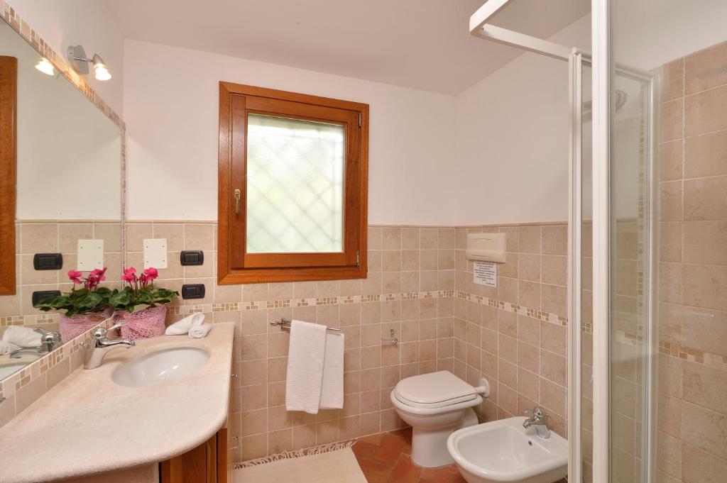 A bathroom at Villa Isuledda Beach