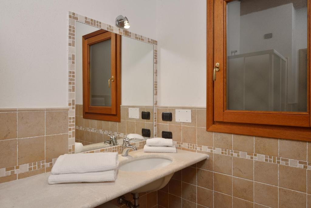A bathroom at Villa Isuledda Beach