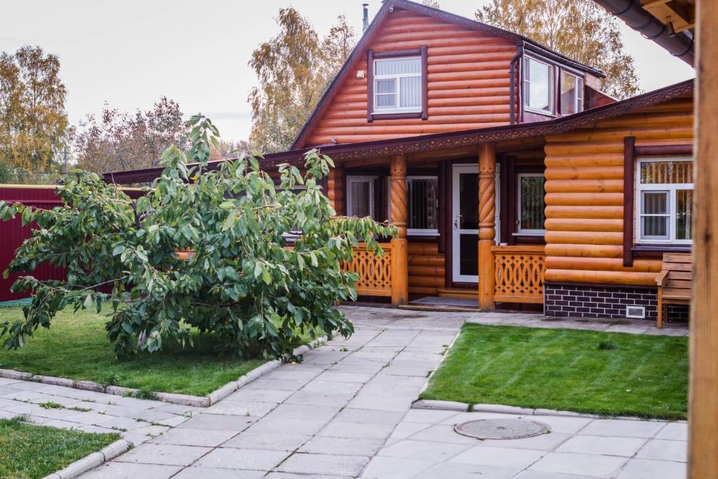スーズダリにあるAlyonushkin Teremok Guest Houseの木造家屋