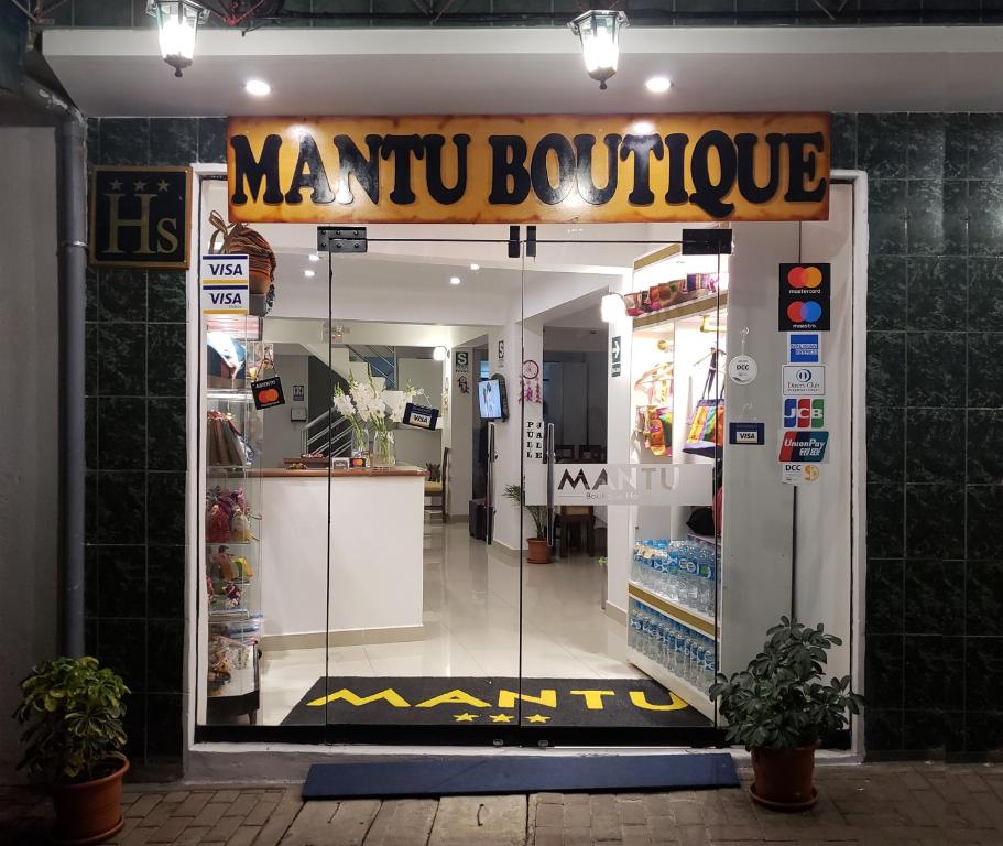 un negozio di alcolici Martini con un cartello sulla porta di Mantu Boutique a Machu Picchu