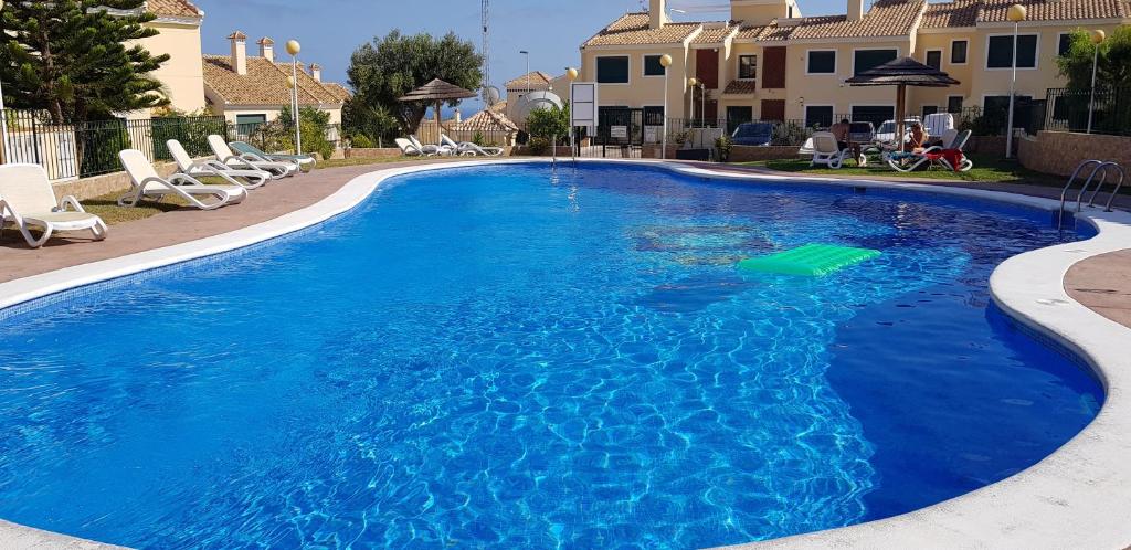 uma grande piscina azul num resort em Apartment Campoamor Descansa em Campoamor