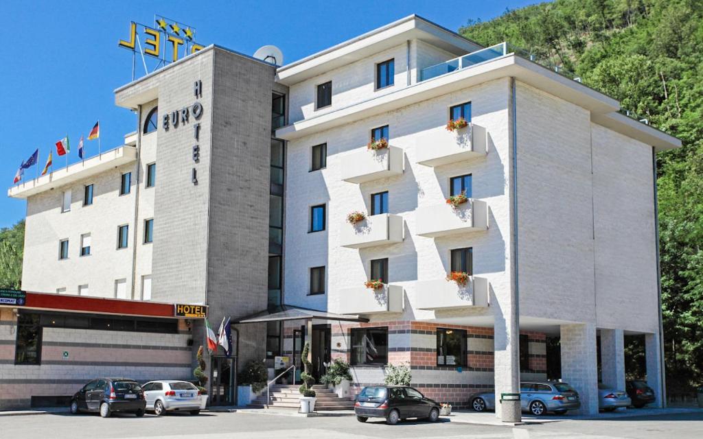 un hotel con coches aparcados delante en Euro Hotel, en Pieve Santo Stefano