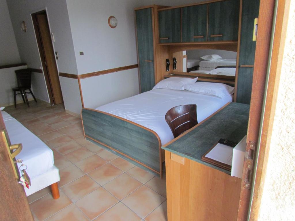 a small room with a bed and a desk and a desk at Dortoirs Rocade 2 in Pamiers