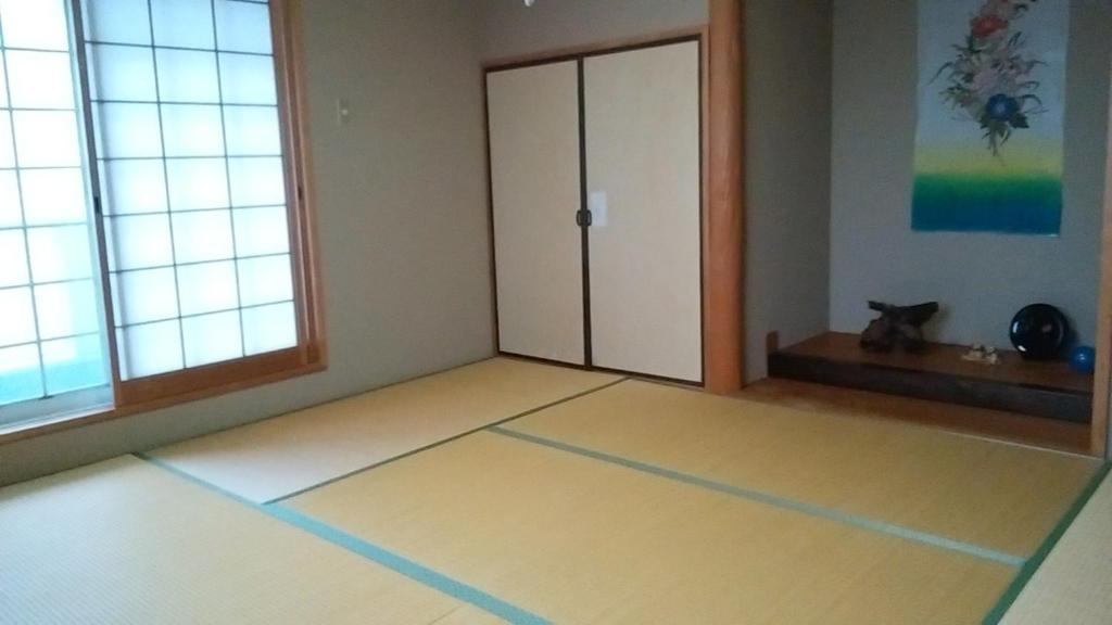 um quarto vazio com um quarto com uma porta em Guest House Marine Blue / Vacation STAY 1385 em Shirahama
