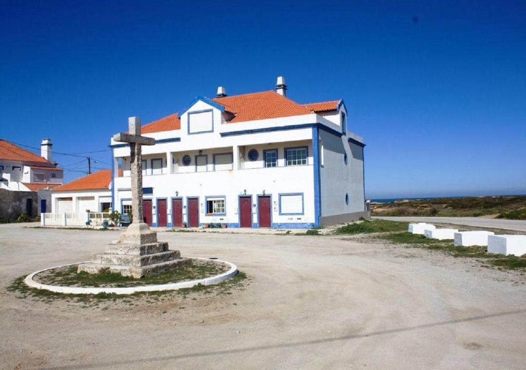 una gran casa blanca con techo naranja en Ocean Studio en Peniche