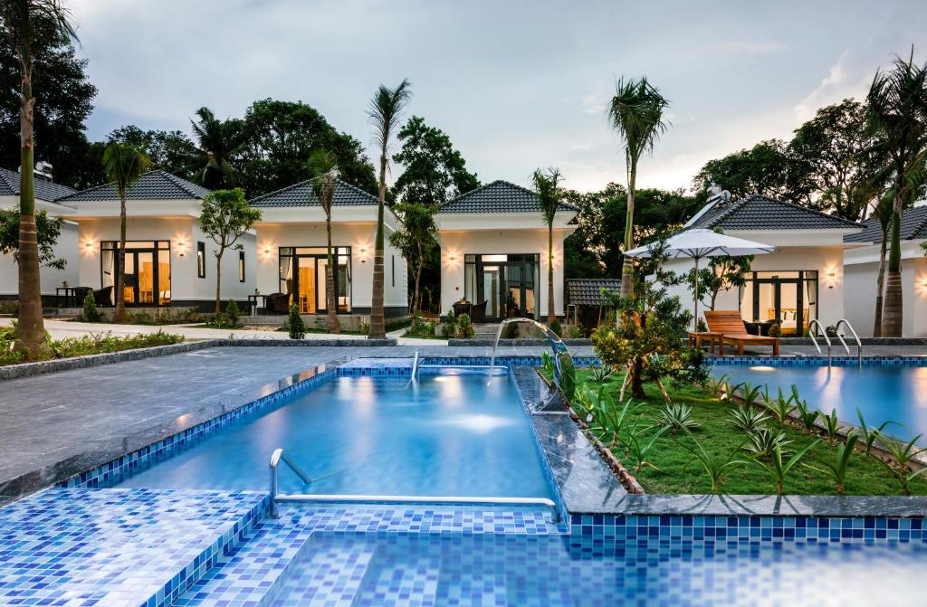 een buitenuitzicht op een villa met een zwembad bij Xuan Hien Resort - Sea Pearl Phu Quoc in Phu Quoc