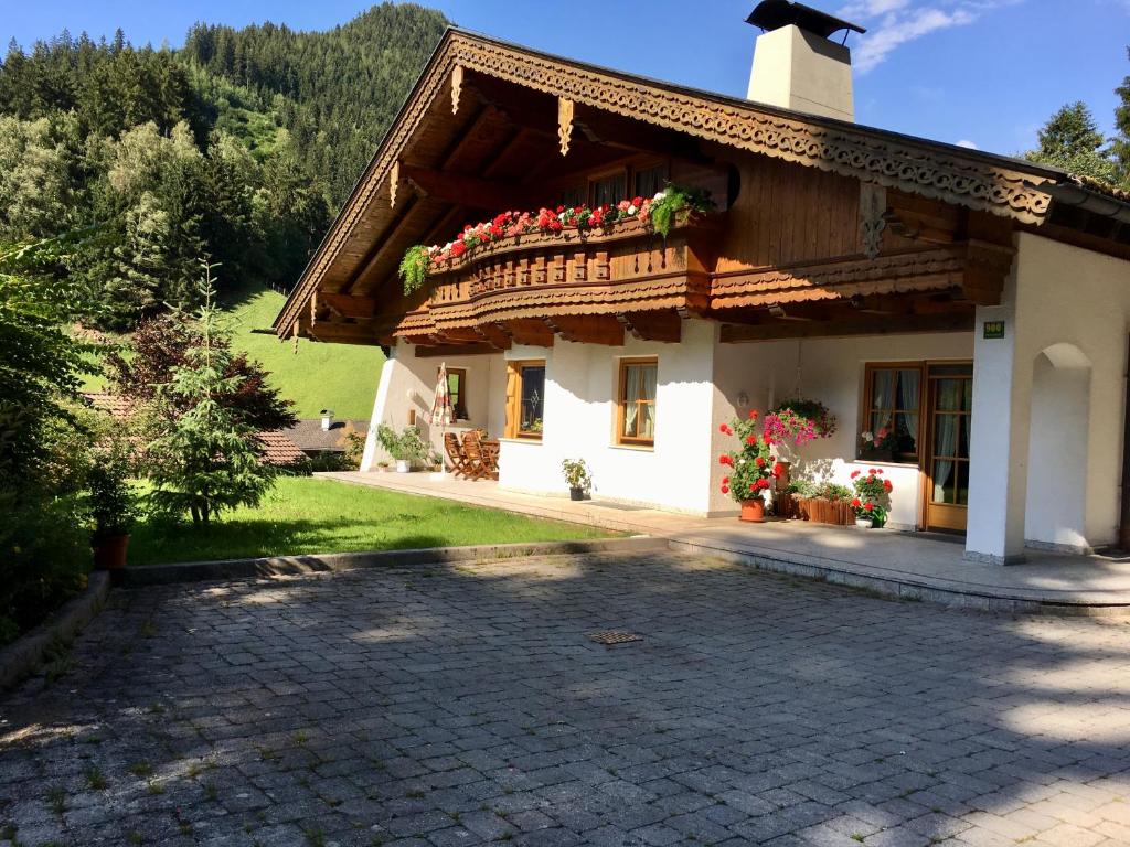 ein Haus mit einem Balkon mit Blumen darauf in der Unterkunft Ferienwohnung Bacher Oberkumbichl 900 in Mayrhofen