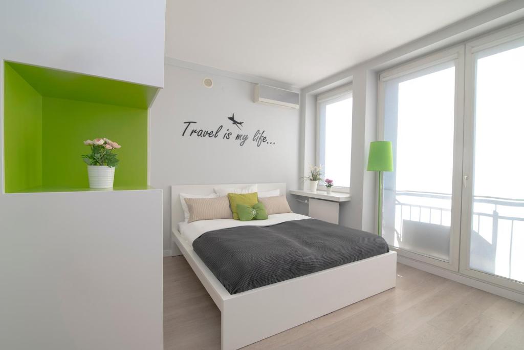 ワルシャワにあるWLR Apartments - Marszalkowskaの緑の壁のベッドルーム1室(ベッド1台付)