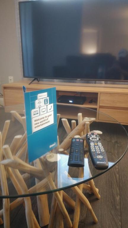 TV a/nebo společenská místnost v ubytování Quiet 2 Bed 2 Bath close to Westview Hospital