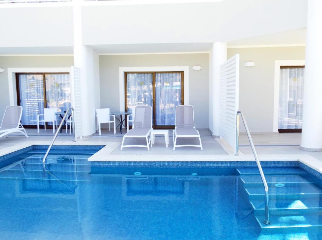 Bazén v ubytování Bahia Principe Luxury Ambar - Adults Only All Inclusive nebo v jeho okolí