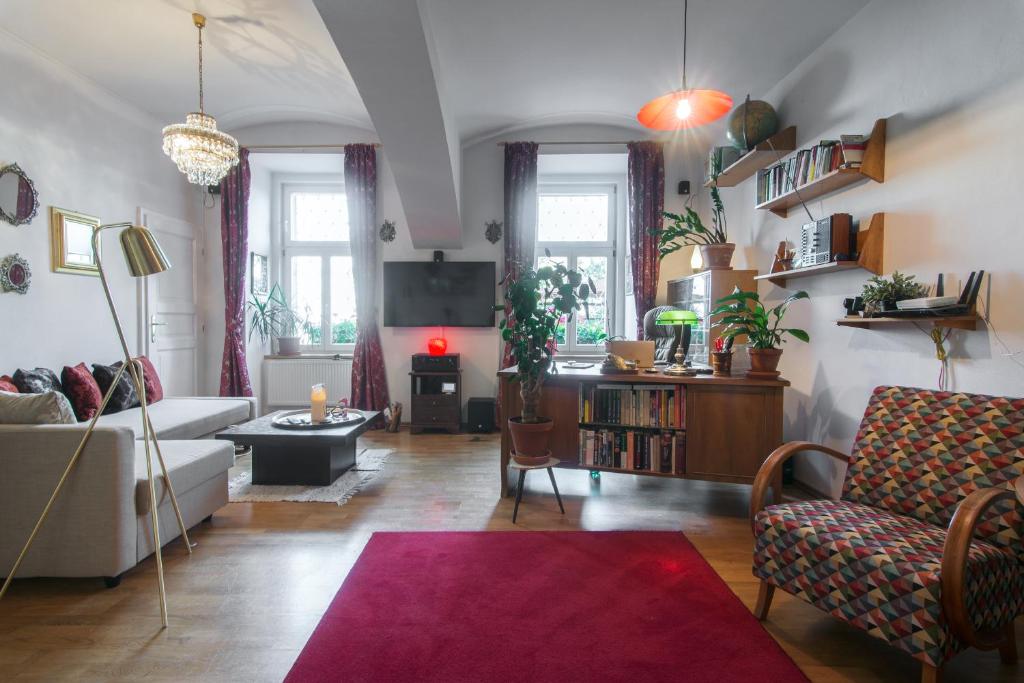 ein Wohnzimmer mit einem Sofa und einem Tisch in der Unterkunft Victoria Design Stays - Apartment Rehorova in Prag