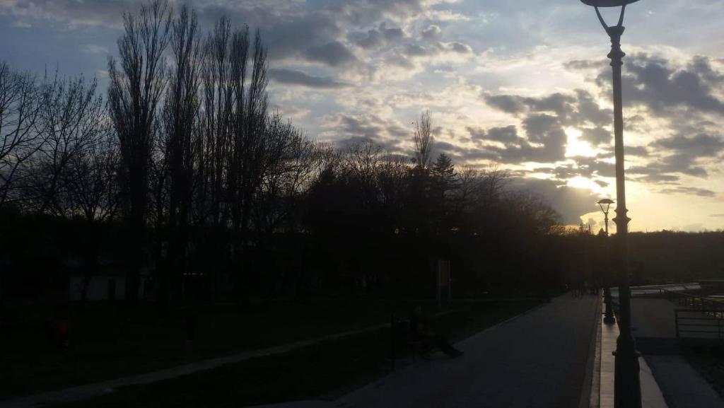 Východ nebo západ slunce při pohledu z penzionu nebo okolí