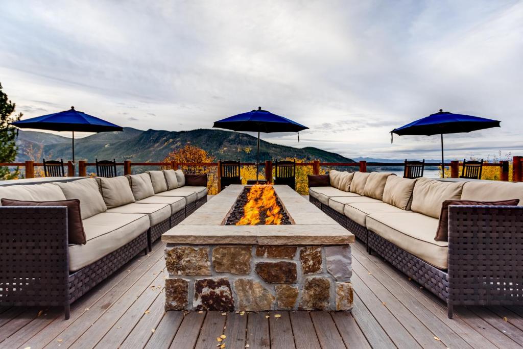 eine Terrasse mit Sofas und einer Feuerstelle auf einer Terrasse in der Unterkunft Grand Lake Lodge in Grand Lake