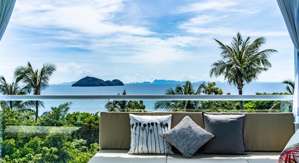 Haad PleayleamSunset Paradise Villa的带沙发的客房享有海景。