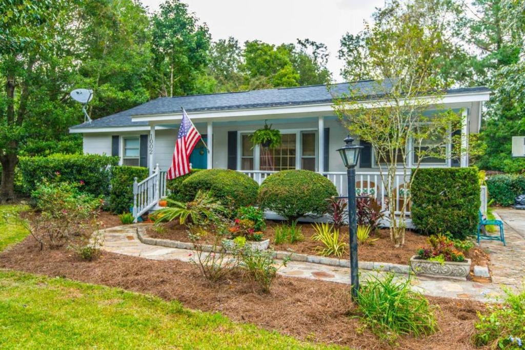 a house with an american flag in the front yard at Hip Island House in Charleston