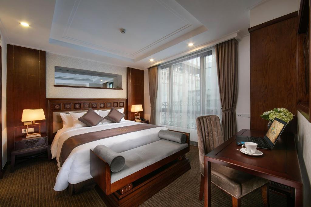 Postel nebo postele na pokoji v ubytování Rex Hanoi Hotel