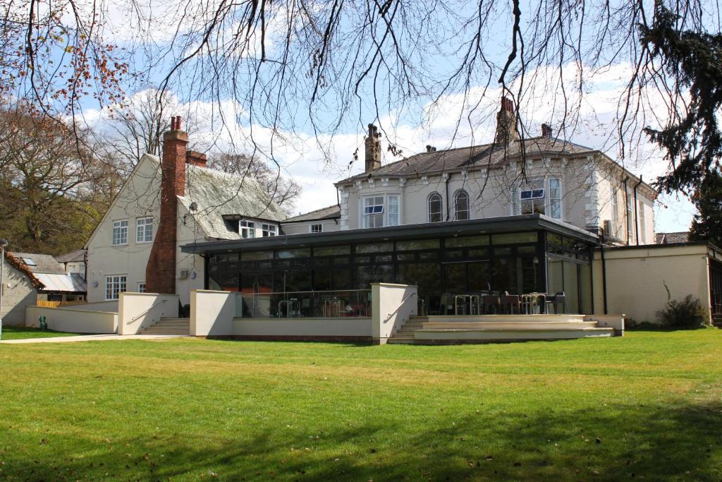 una gran casa blanca con un gran edificio en YHA York, en York