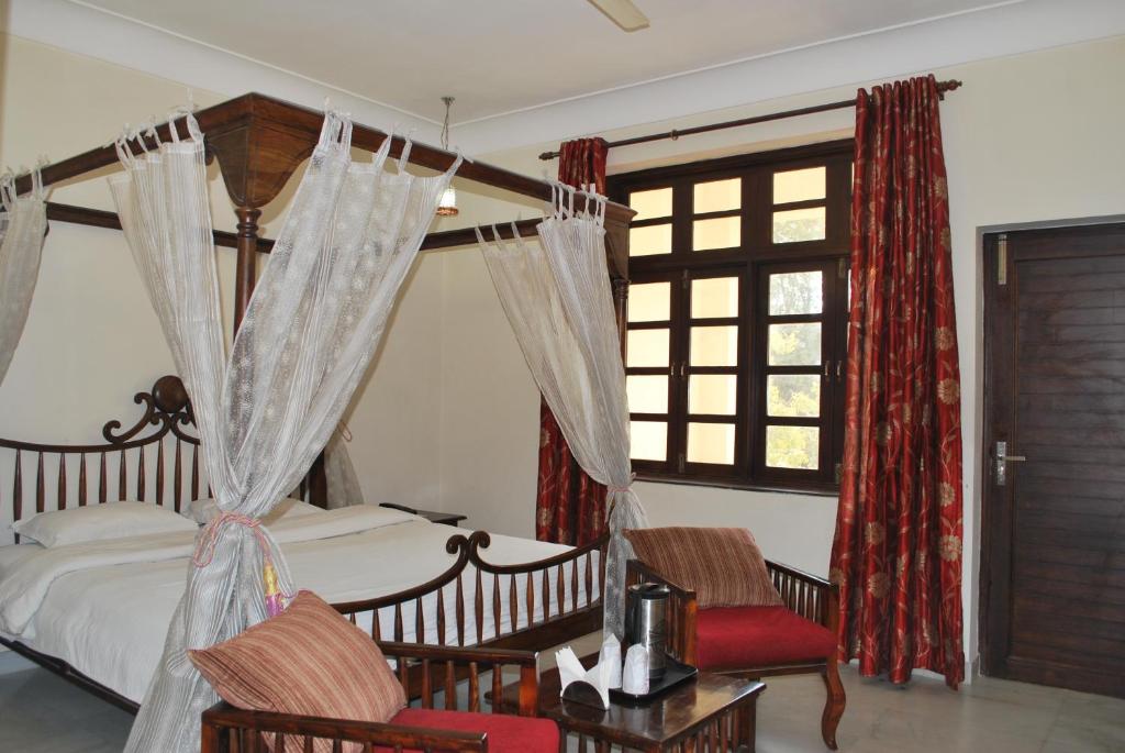 Postel nebo postele na pokoji v ubytování Hotel H R Palace