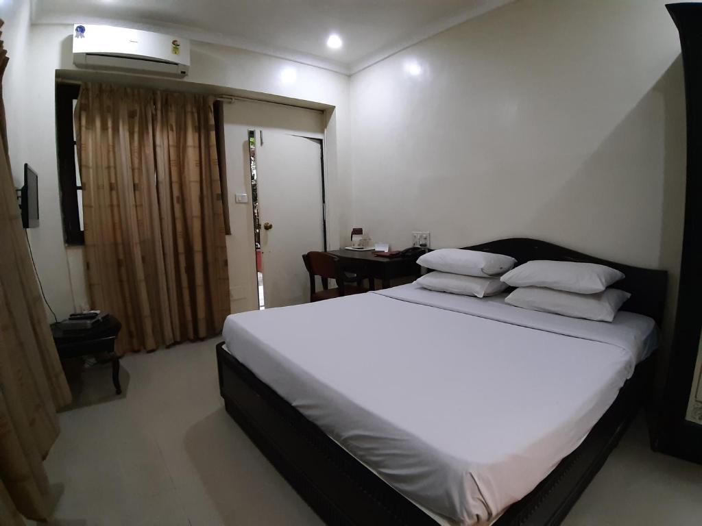 Postel nebo postele na pokoji v ubytování Hotel Ritz