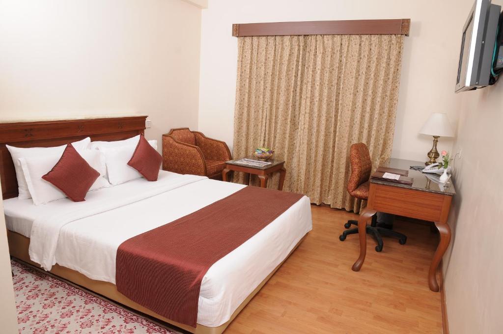 Postel nebo postele na pokoji v ubytování Raj Park Hotel Chennai