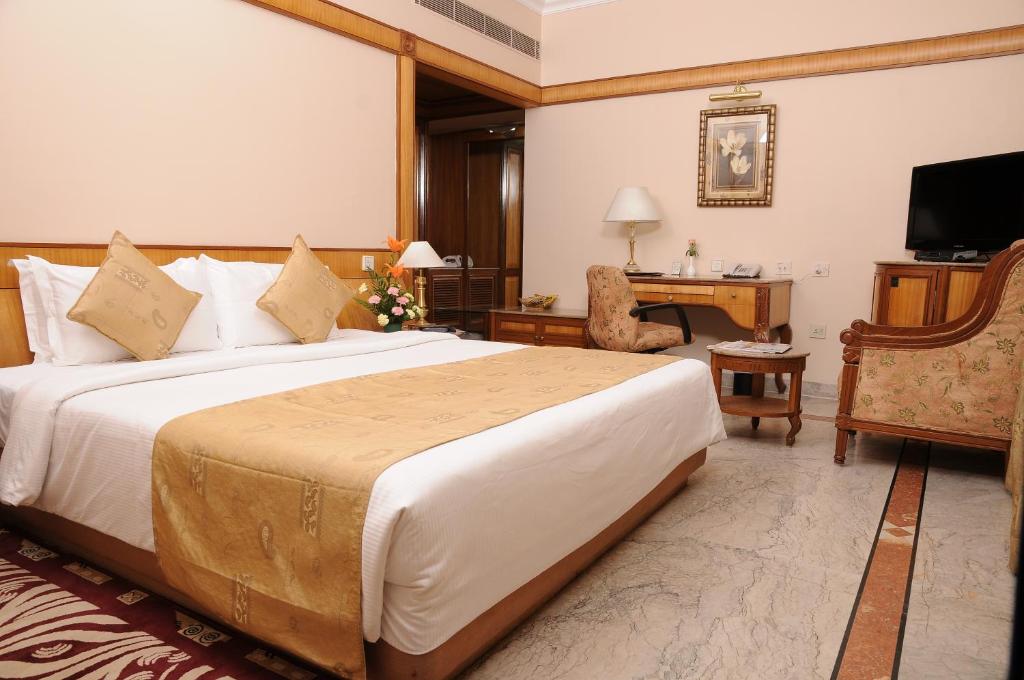 Postel nebo postele na pokoji v ubytování Raj Park Hotel Chennai