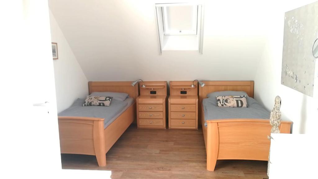 1 dormitorio con 2 camas y ventana en Elbe19 Ferienwohnung, en Marschacht