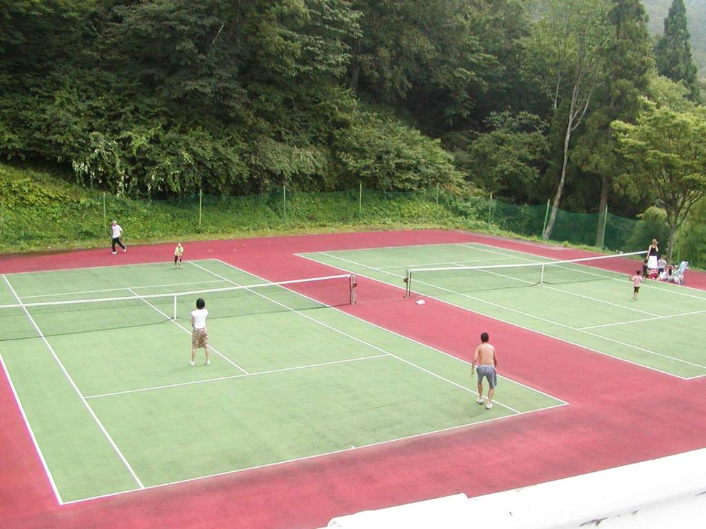 Tenis a/nebo squash v ubytování 森林公園スイス村 風のがっこう京都 nebo okolí