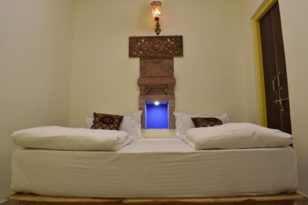 Letto o letti in una camera di Suraj Haveli