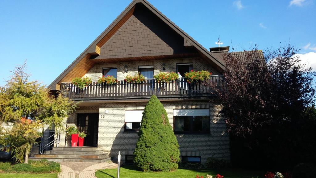 una casa con macetas en el balcón en Haus Schütte, en Erwitte